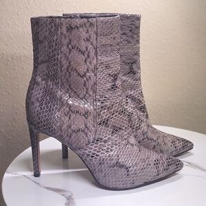 BCBG MAXAZRRIA animal print sophisticated pointed toe ankle Bootie